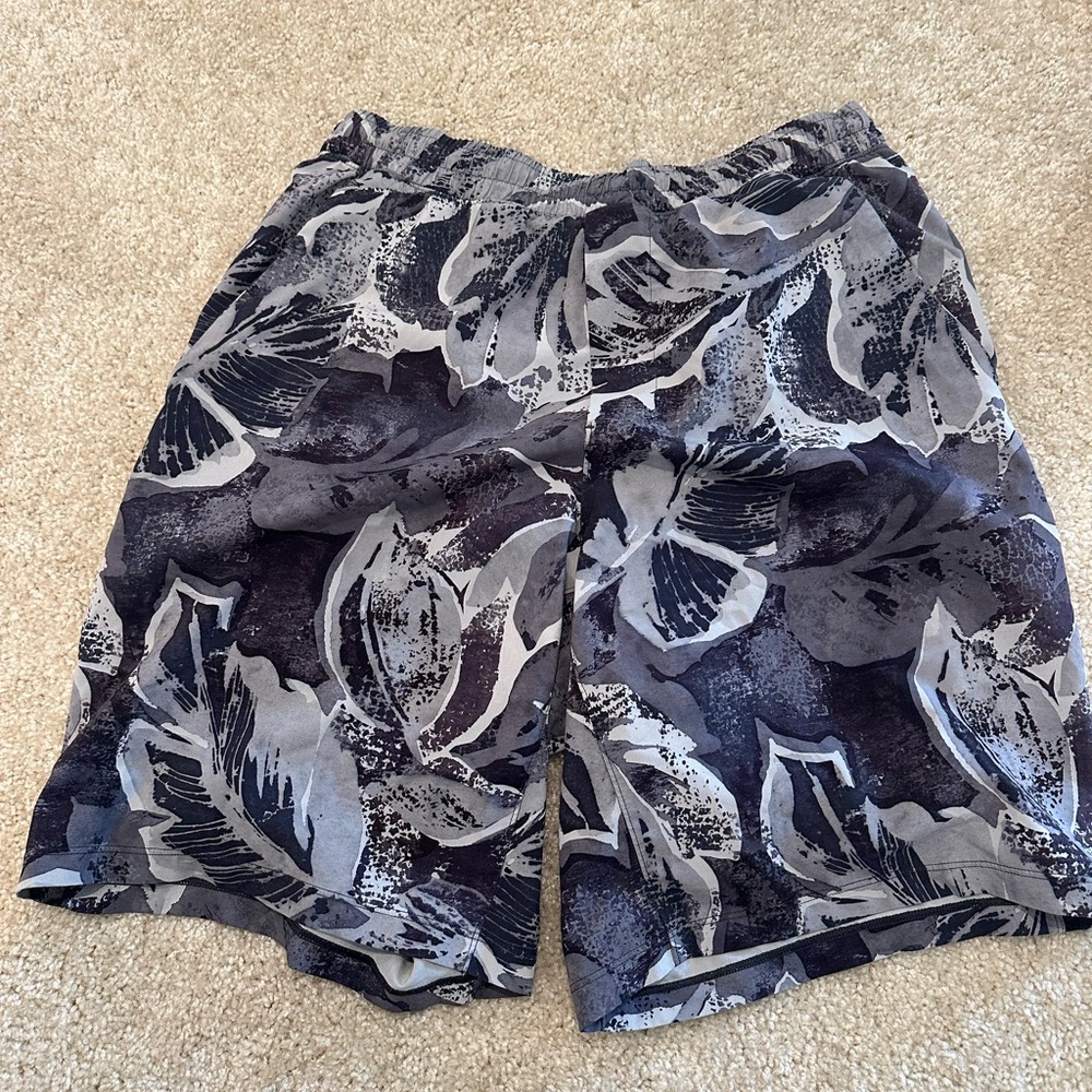 Lululemon Shorts Medium Excellent Condition.